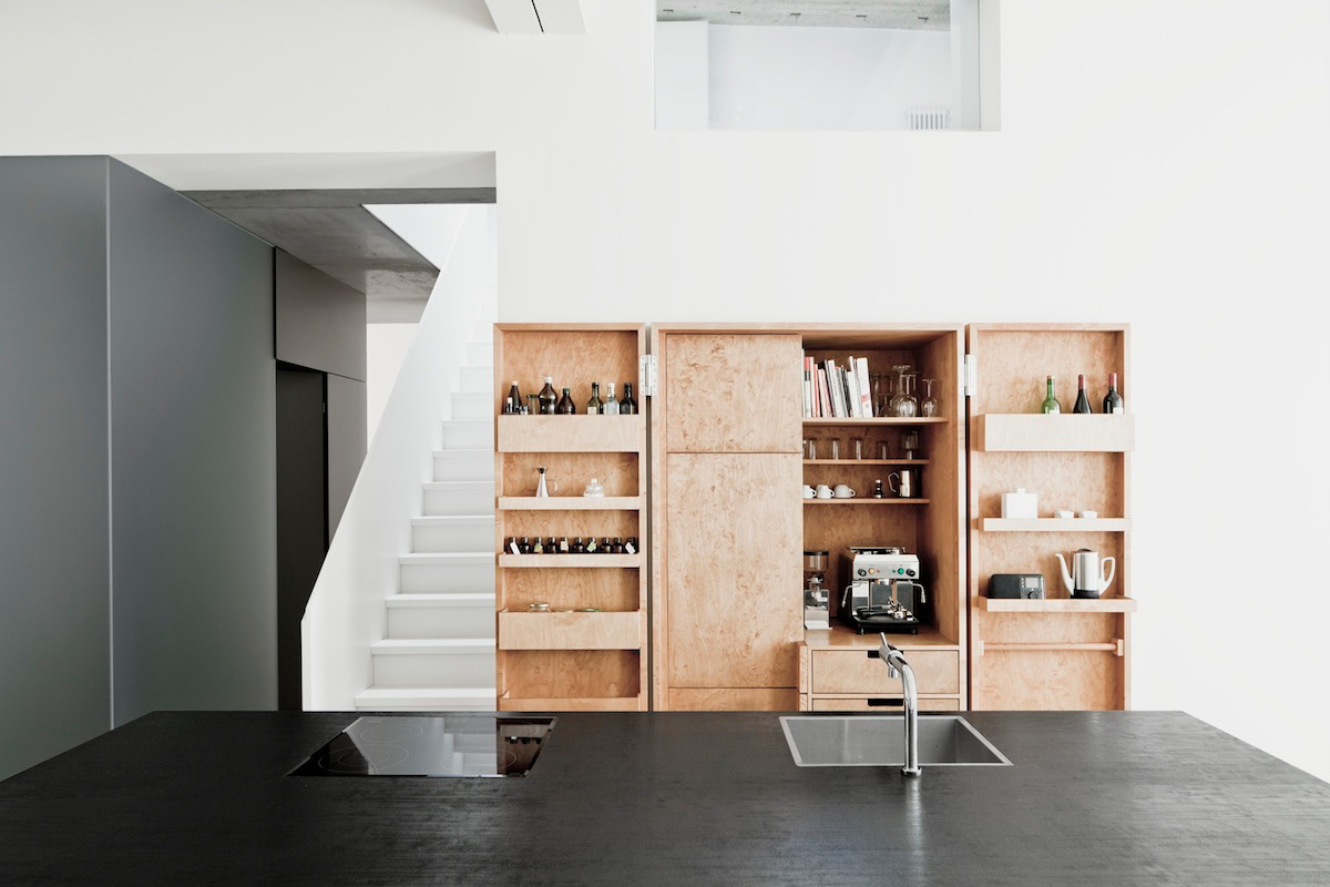 Thomas bendel unifies two buildings into a single apartment. Set woonkamer minimalistische