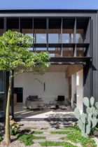 Baffle House by Clare Cousins Architects | Yellowtrace