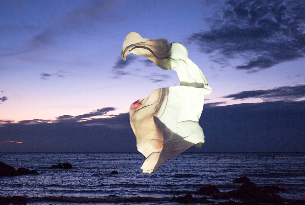 Wonjun Jeong Captures Floating Ethereal Images in The Sky
