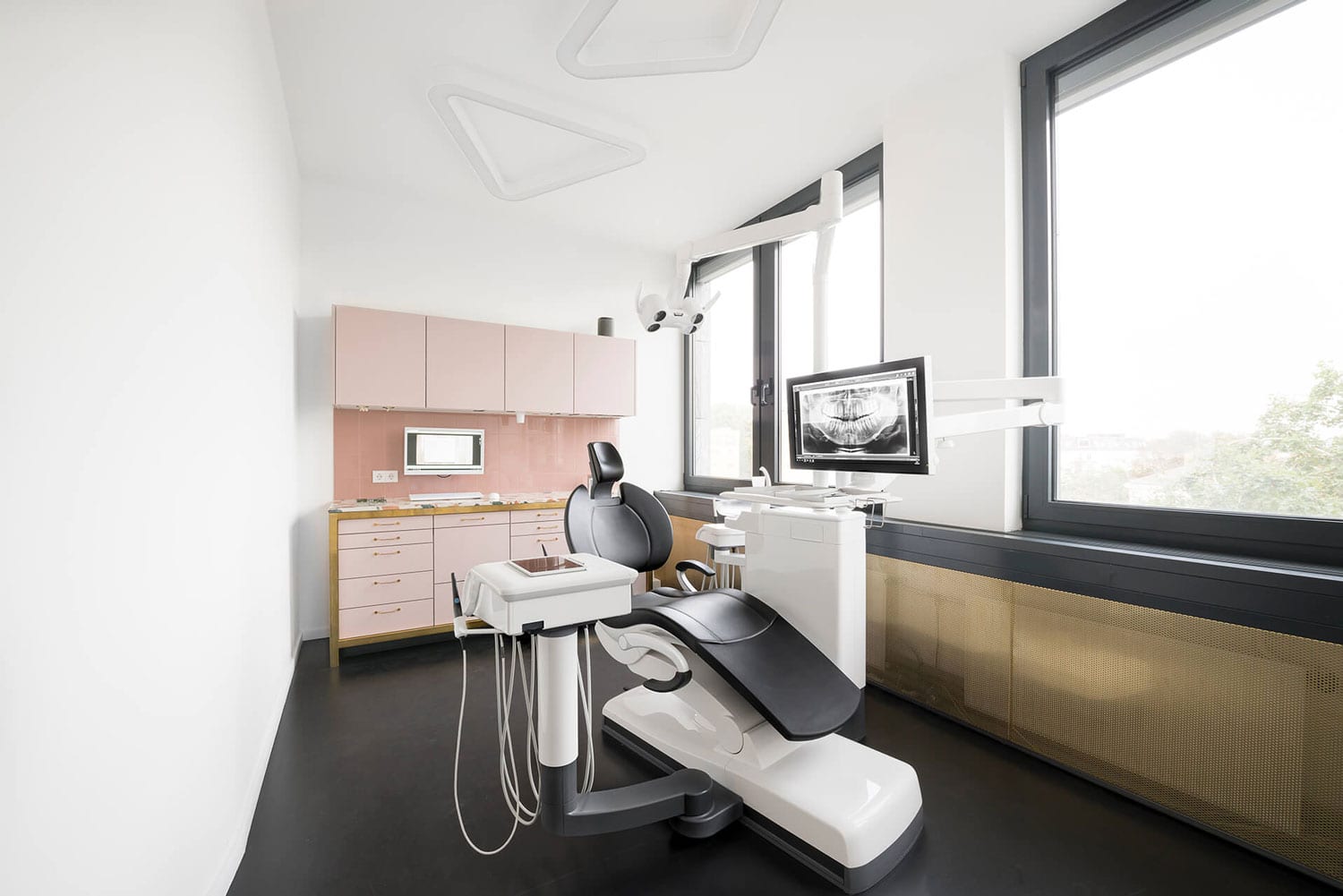 The Urban Dentist in Berlin by Studio Karhard Yellowtrace