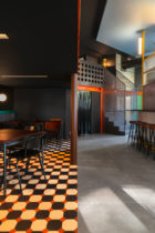 Un Studio, La Raffinerie Modernist Beer Bar in Lyon, Photo Aurelien Aumond | Yellowtrace