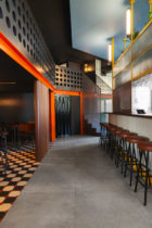 Un Studio, La Raffinerie Modernist Beer Bar in Lyon, Photo Aurelien Aumond | Yellowtrace