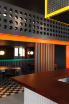 Un Studio, La Raffinerie Modernist Beer Bar in Lyon, Photo Aurelien Aumond | Yellowtrace