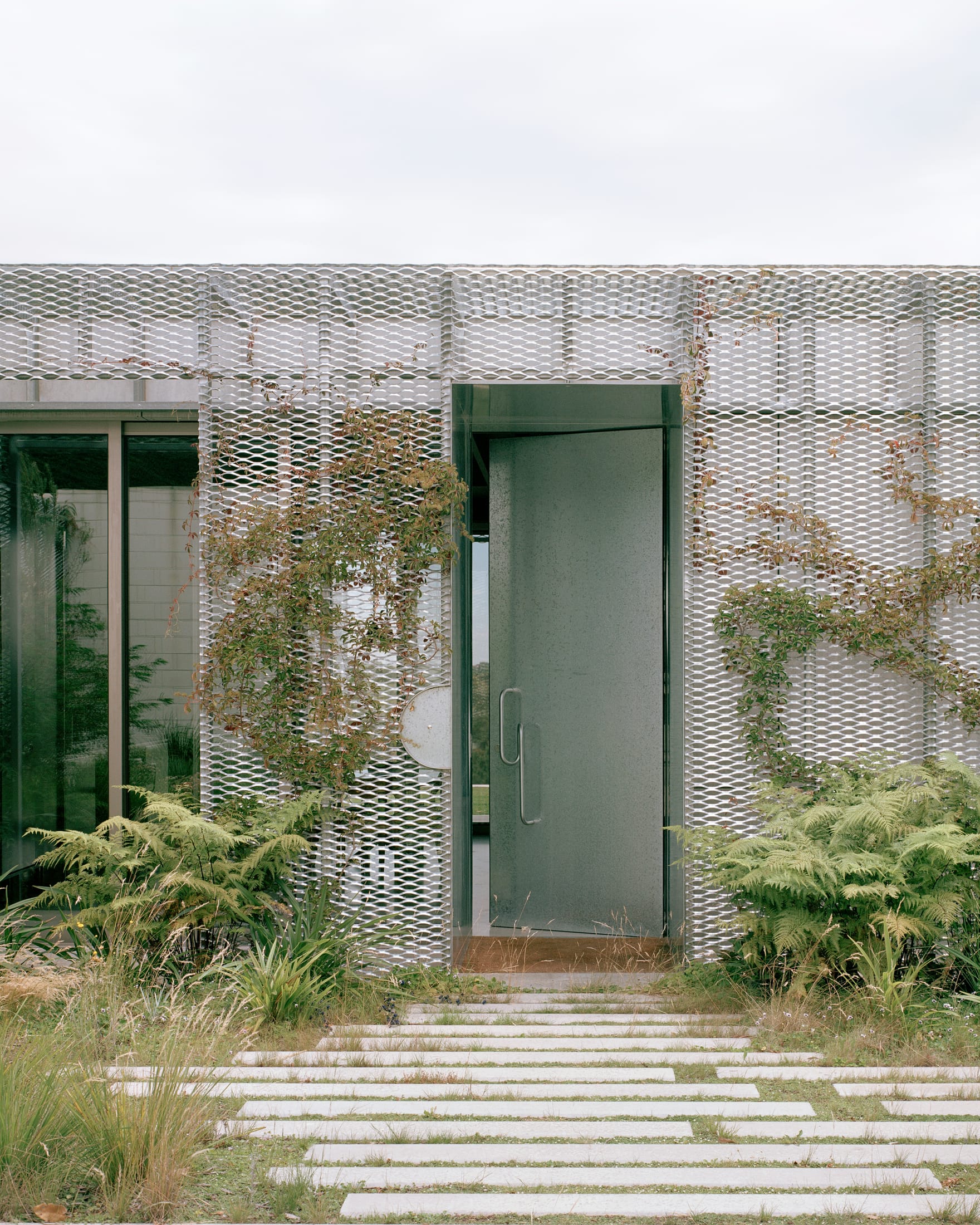 Yellowtrace Houses Awards 2025 New House Over 200sqm Hedge And Arbour House Studio Bright Photo Rory Gardiner 12 Opt80