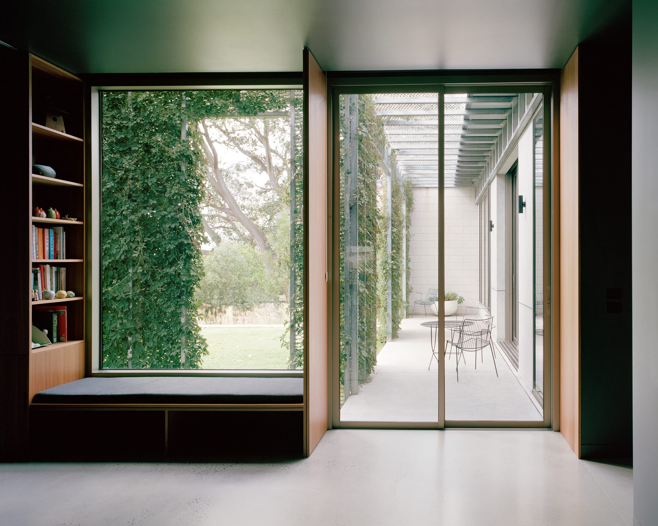Yellowtrace Houses Awards 2025 New House Over 200sqm Hedge And Arbour House Studio Bright Photo Rory Gardiner 02 Opt80