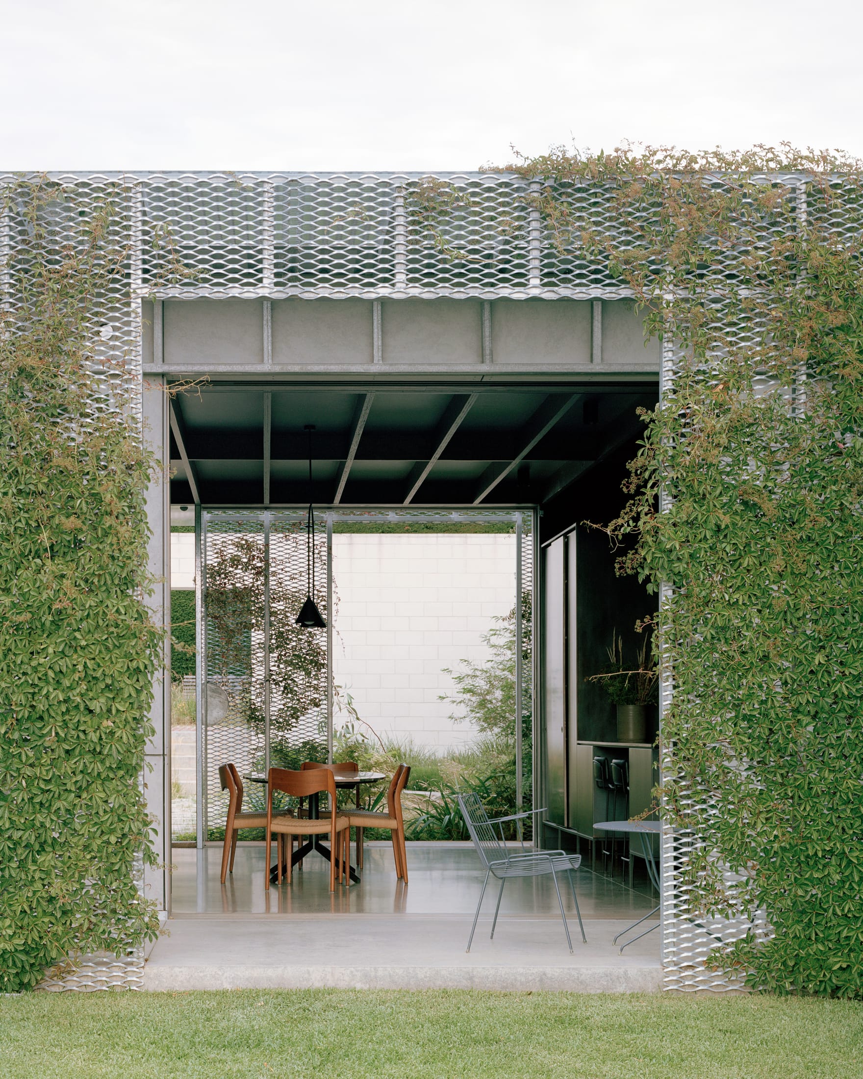 Yellowtrace Houses Awards 2025 New House Over 200sqm Hedge And Arbour House Studio Bright Photo Rory Gardiner 13 Opt80