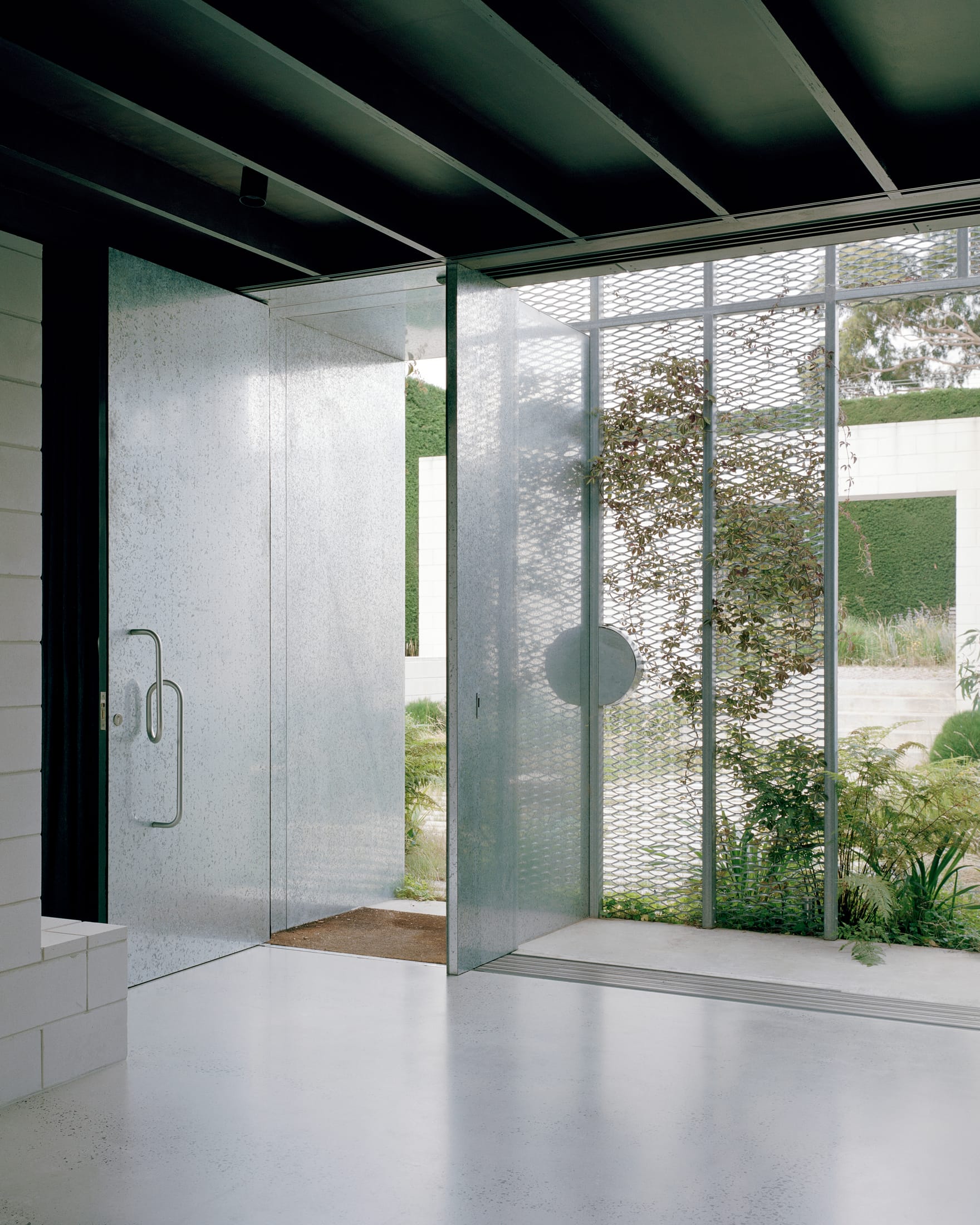 Yellowtrace Houses Awards 2025 New House Over 200sqm Hedge And Arbour House Studio Bright Photo Rory Gardiner 14 Opt80