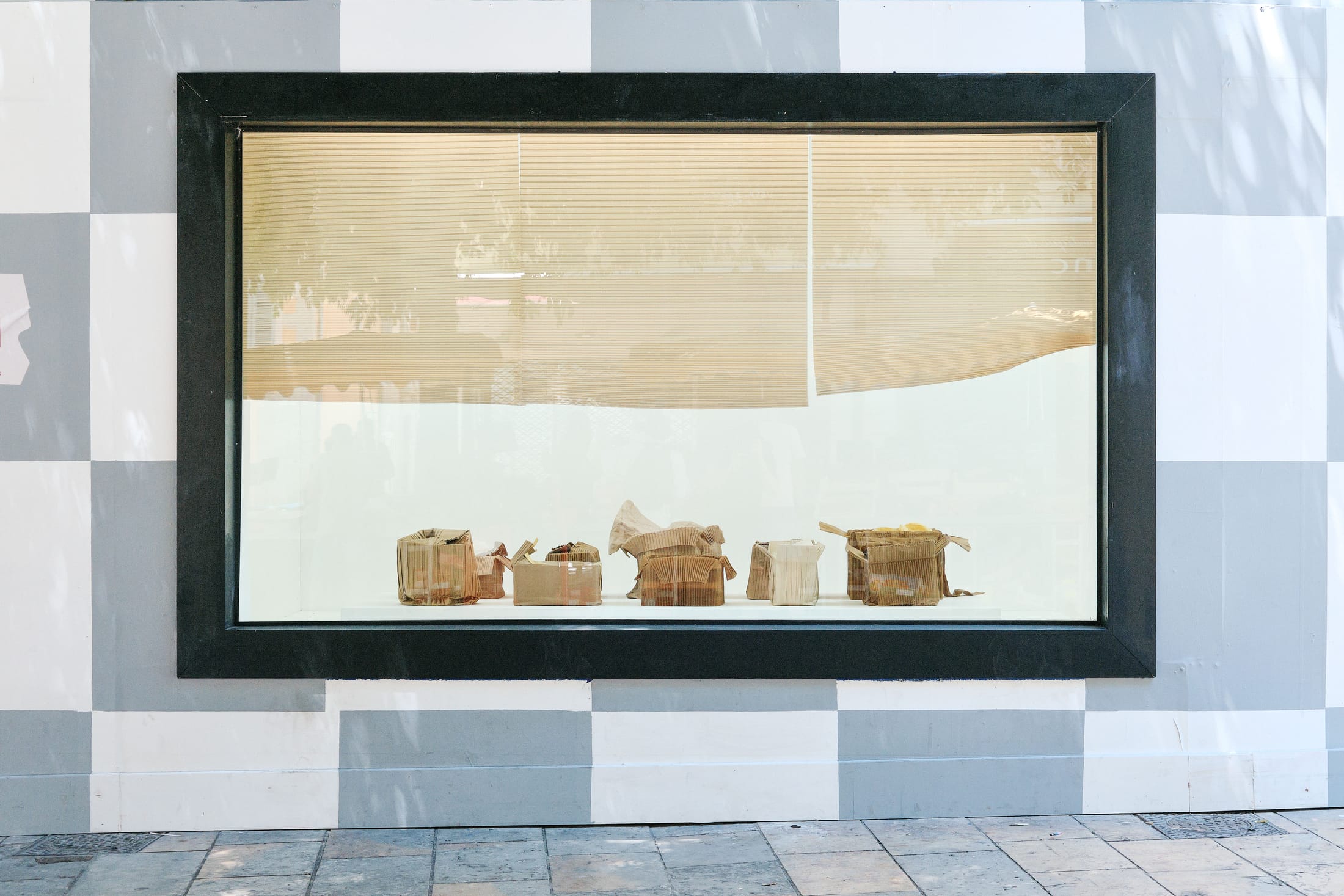 Yellowtrace Joly Studio Design Parade Toulon Etat Des Lieux Vitrine Photo Luc Bertrand 09 Opt80