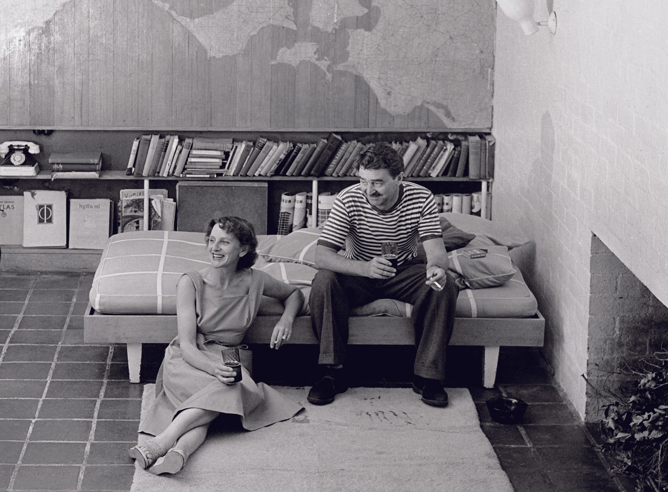Yellowtrace Roy And Betty Grounds Relaxing In The Ramsay House 1953 Photographer Gordon De Lisle State Library Of New South Wales Pictures Collection 13 Opt80