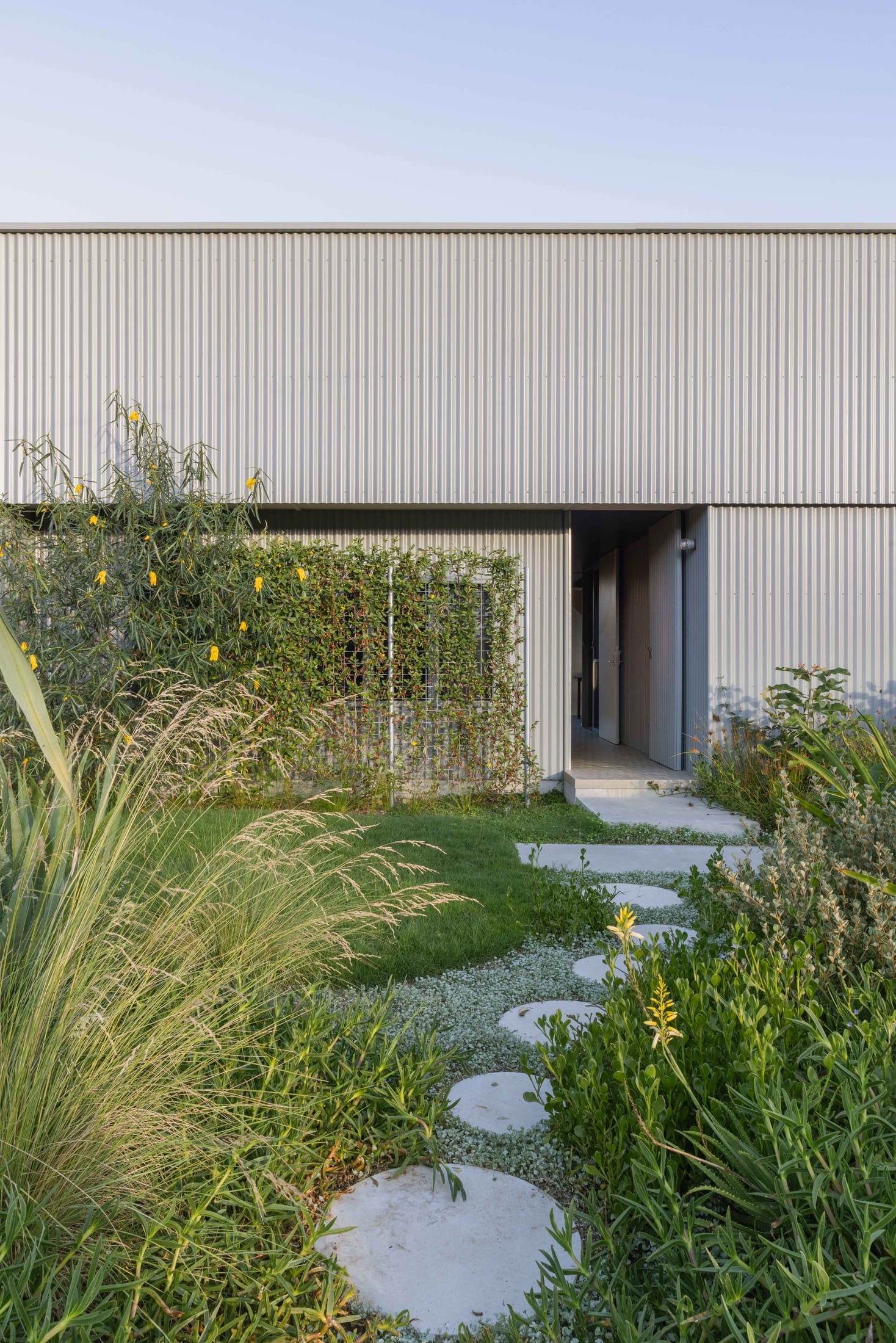 Yellowtrace Welsh Major Greybox Beach House Australia Photo Katherine Lu 09 Opt80