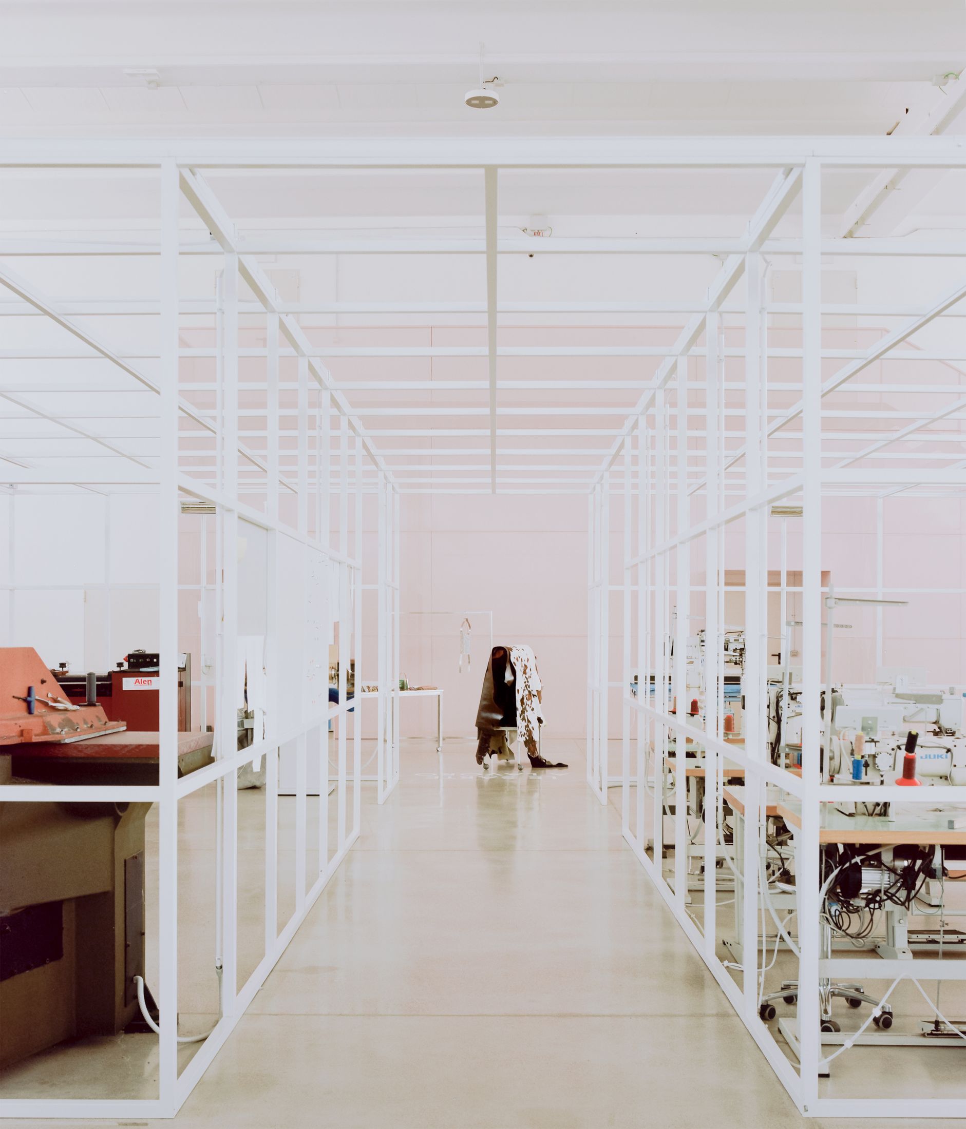 Yellowtrace Deltastudio Bottega Bruzziches Tuscia Italy Leather Atelier Photo Simone Bossi 04 Opt80