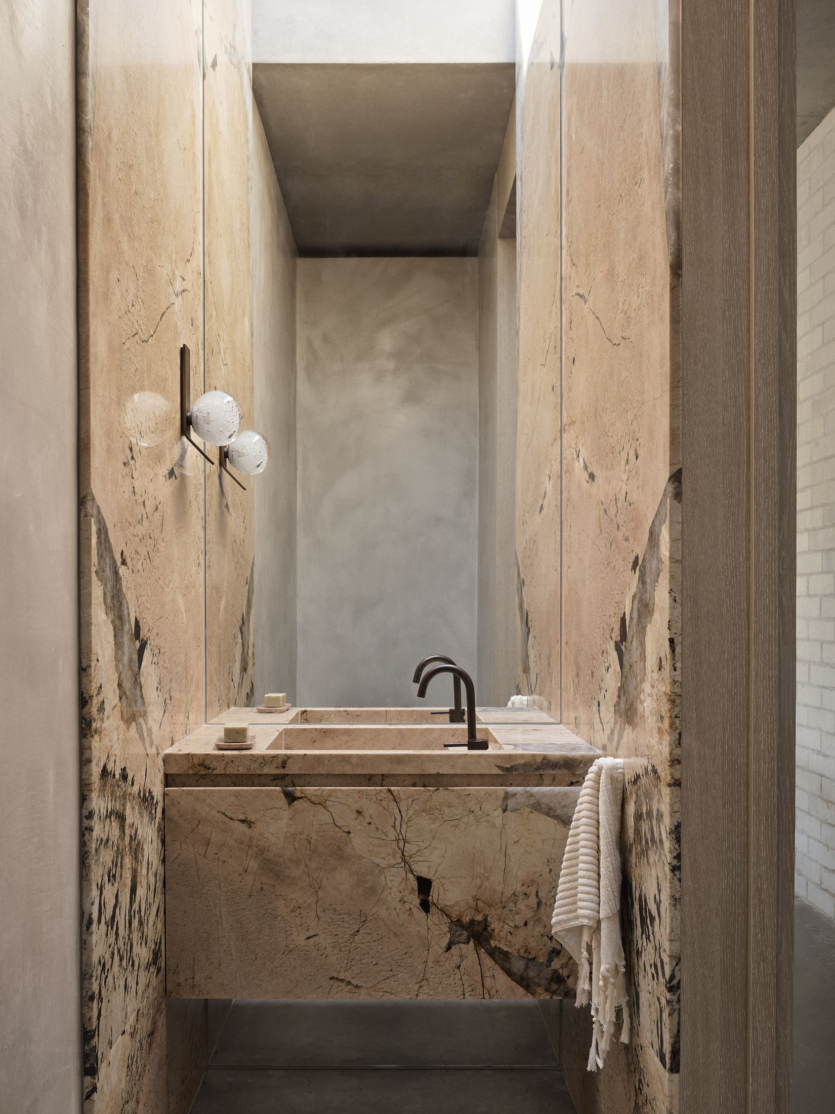 Yellowtrace Madeleine Blanchfield Architects Sculpted Bronte House Photo Anson Smart 29 Opt80