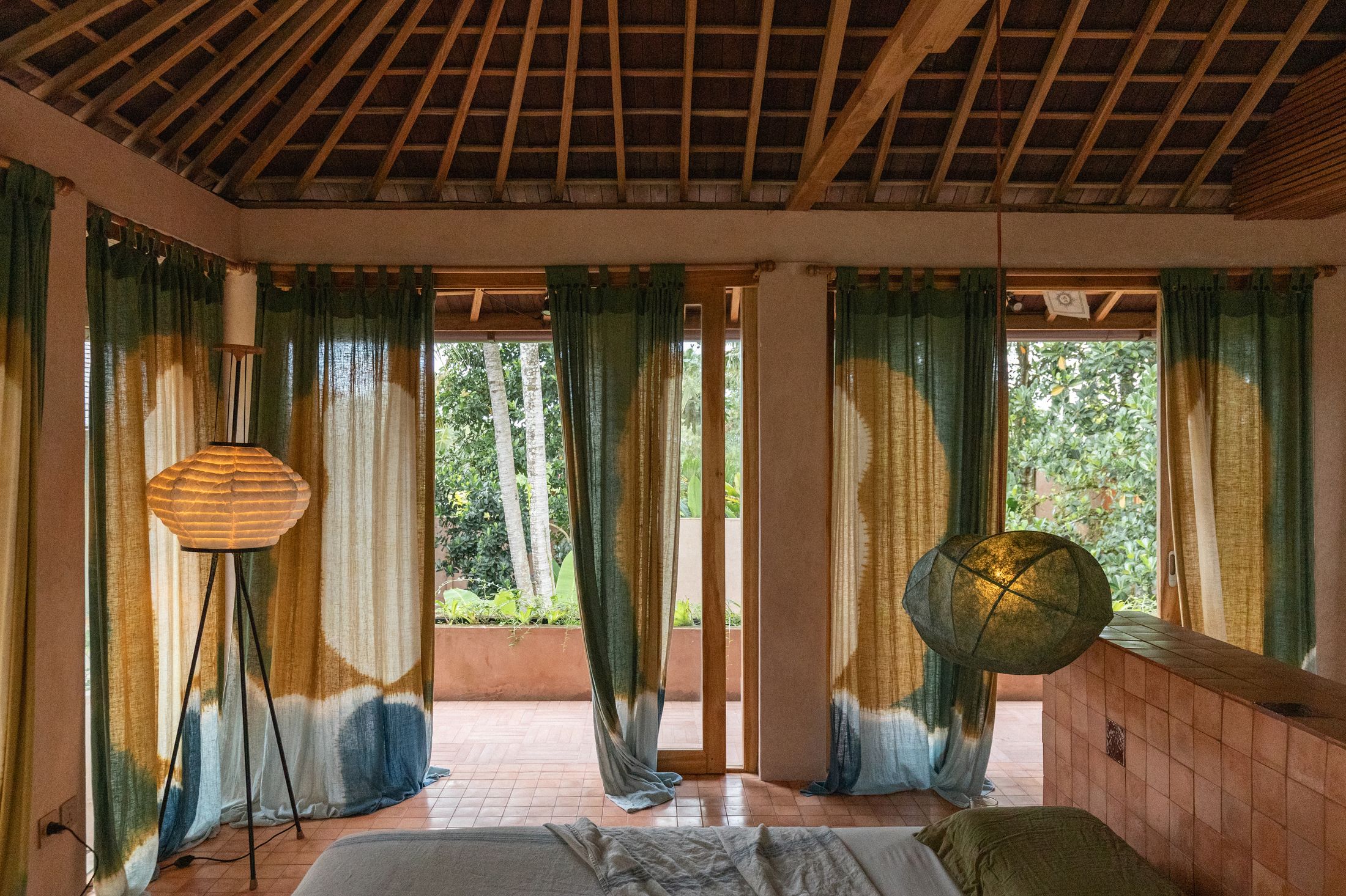 Yellowtrace Ysg Moon Gang Ubud Suite Golden Shadow Photo Tomasso Riva 04 Opt80