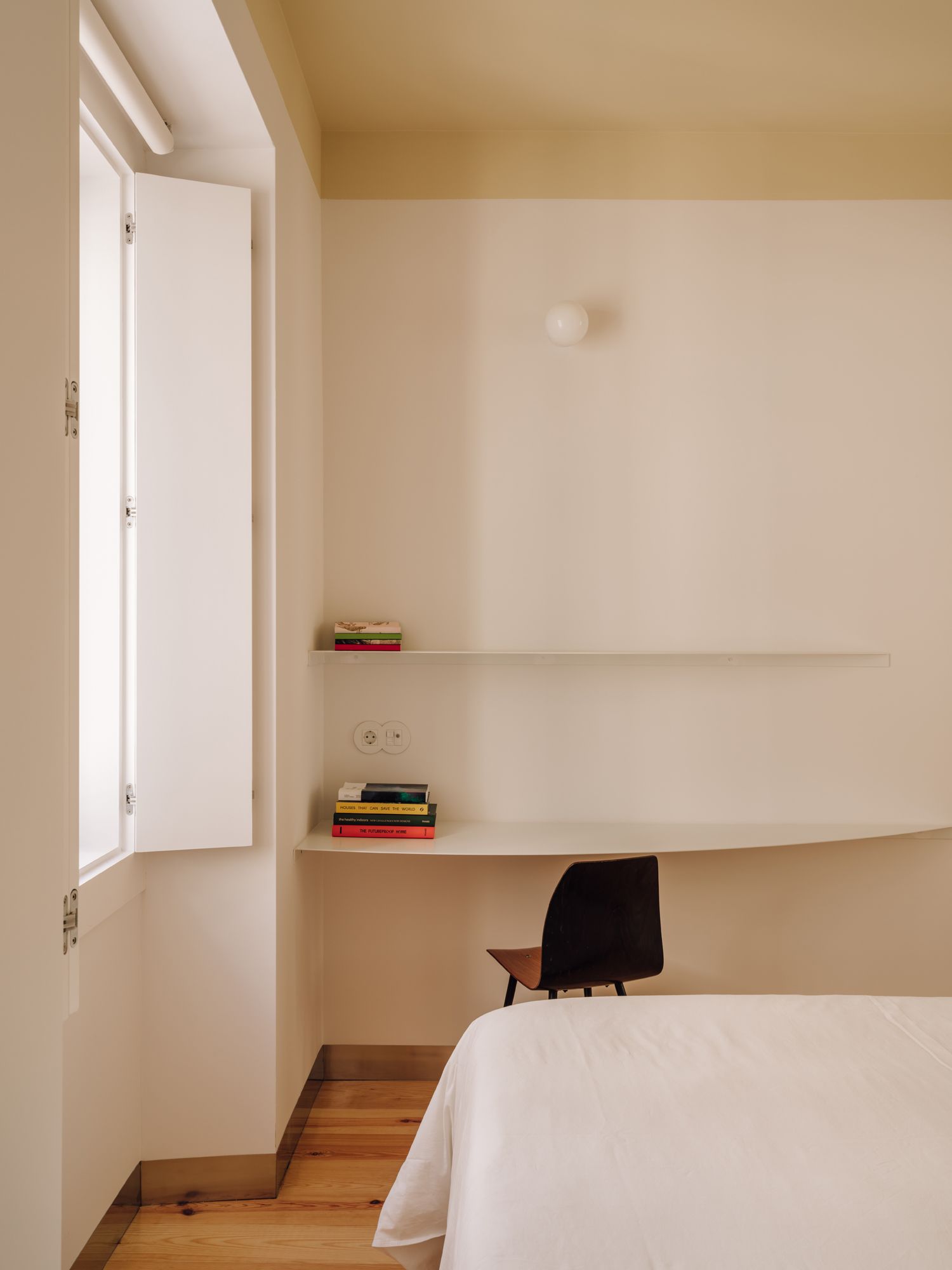 Yellowtrace Bureau Lilac Apartment Lisbon Photo Francisco Nogueira 01 Opt80