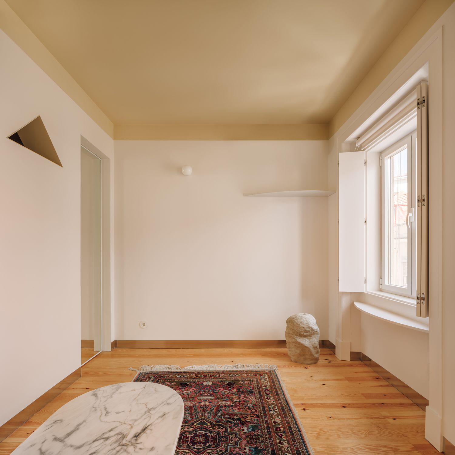 Yellowtrace Bureau Lilac Apartment Lisbon Photo Francisco Nogueira 03 Opt80